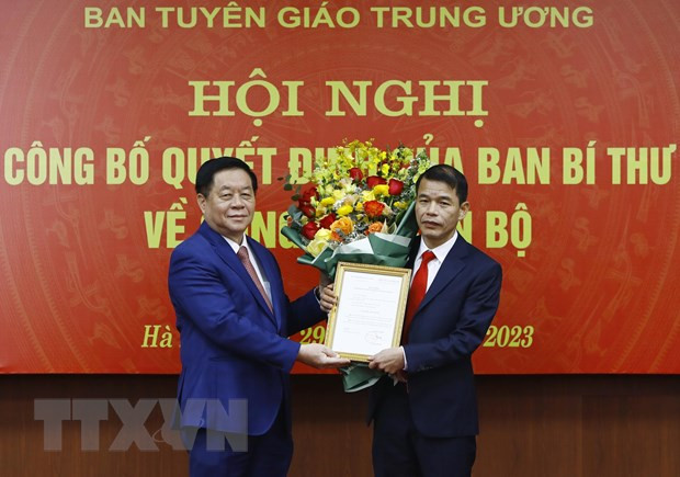 Trưởng Ban Tuyên giáo Trung ương Nguyễn Trọng Nghĩa trao Quyết định bổ nhiệm Phó Trưởng Ban Tuyên giáo Trung ương cho đồng chí Vũ Thanh Mai. Ảnh: An Đăng/TTXVN
