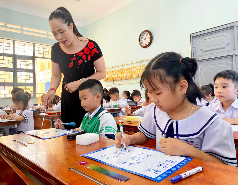 Cô Nguyễn Thị Thư-giáo viên Trường Tiểu học Nguyễn Văn Trỗi (phường Hoa Lư) hướng dẫn học sinh làm toán trên bảng con. Ảnh: Mộc Trà Cô Nguyễn Thị Thư-giáo viên Trường Tiểu học Nguyễn Văn Trỗi (phường Hoa Lư) hướng dẫn học sinh làm toán trên bảng con. Ảnh: Mộc Trà