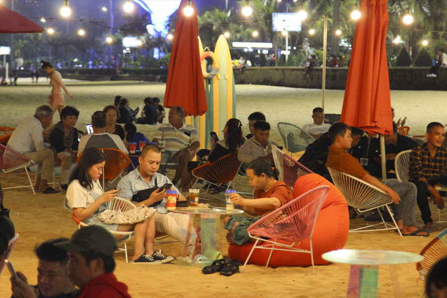 Một số hàng quán phục vụ ăn uống kết hợp với du lịch tại TP Quy Nhơn thu hút đông du khách. Ảnh: Hoài Luân Một số hàng quán phục vụ ăn uống kết hợp với du lịch tại TP Quy Nhơn thu hút đông du khách. Ảnh: Hoài Luân