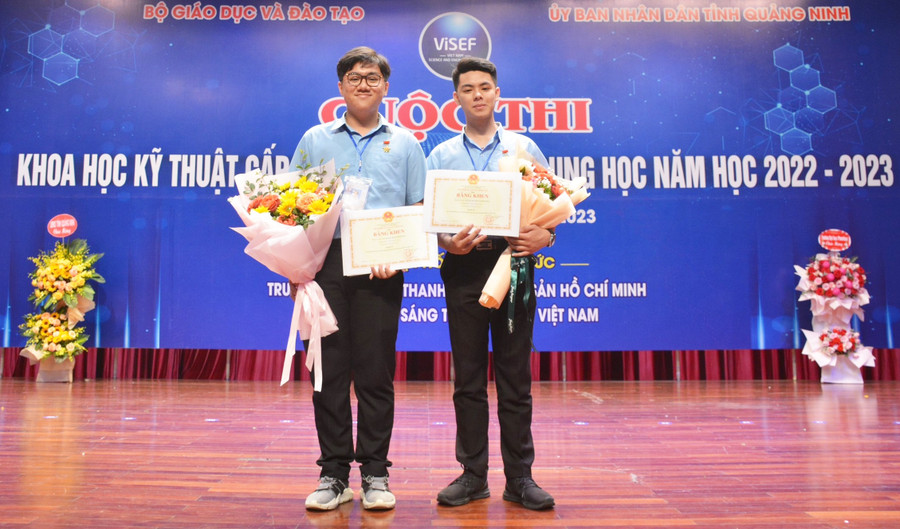 Hai em Văn Gia Hy (bìa trái) và Đỗ Hà Minh Thái nhận giải nhì tại cuộc thi Khoa học kỹ thuật cấp quốc gia học sinh trung học năm học 2022-2023 cho dự án nghiên cứu của mình. Ảnh: NVCC