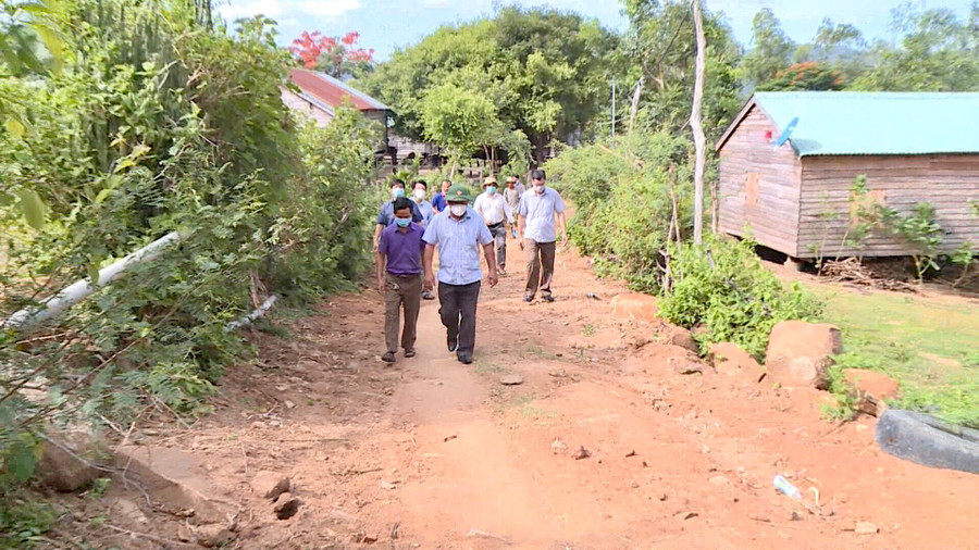 Lãnh đạo huyện Krông Pa kiểm tra các dự án thuộc Chương trình MTQG phát triển kinh tế-xã hội vùng đồng bào DTTS và miền núi tại xã Đất Bằng. Ảnh: Lê Nam Lãnh đạo huyện Krông Pa kiểm tra các dự án thuộc Chương trình MTQG phát triển kinh tế-xã hội vùng đồng bào DTTS và miền núi tại xã Đất Bằng. Ảnh: Lê Nam