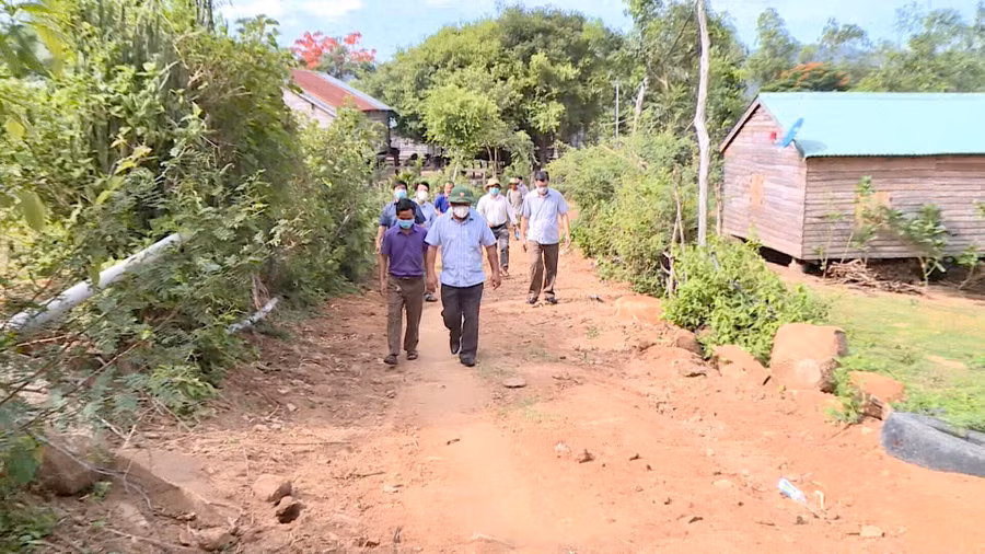 Lãnh đạo huyện Krông Pa kiểm tra các dự án thuộc Chương trình MTQG phát triển kinh tế-xã hội vùng đồng bào DTTS và miền núi tại xã Đất Bằng. Ảnh: Lê Nam