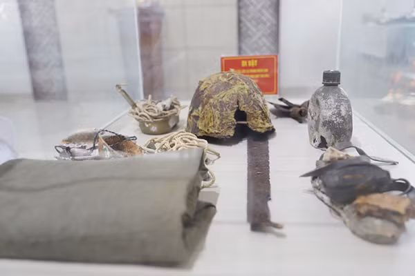 Di vật của các anh hùng liệt sĩ được tìm thấy trên đỉnh Chư Tan Kra. Di vật của các anh hùng liệt sĩ được tìm thấy trên đỉnh Chư Tan Kra.