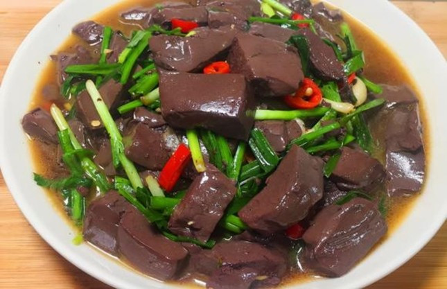 Nếu lợn nhiễm liên cầu khuẩn Streptococcus suis (S.suis) (kể cả lợn bệnh và lợn lành mang trùng không phát bệnh), trong máu (tiết), lòng ruột nội tạng và thịt lợn sẽ chứa một lượng lớn vi khuẩn. Ảnh minh họa: Internet Nếu lợn nhiễm liên cầu khuẩn Streptococcus suis (S.suis) (kể cả lợn bệnh và lợn lành mang trùng không phát bệnh), trong máu (tiết), lòng ruột nội tạng và thịt lợn sẽ chứa một lượng lớn vi khuẩn. Ảnh minh họa: Internet