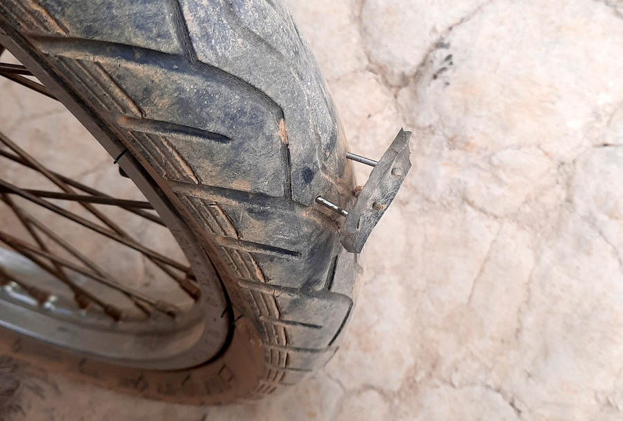 Lâm tặc rải đinh bẫy các nhân viên, cán bộ quản lý bảo vệ rừng. Ảnh: Gia Bảo Lâm tặc rải đinh bẫy các nhân viên, cán bộ quản lý bảo vệ rừng. Ảnh: Gia Bảo