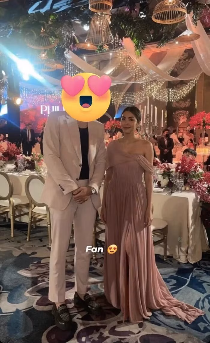 Thiết kế váy voan nhẹ nhàng giúp Tăng Thanh Hà xuất hiện tại đám cưới của em chồng với vẻ ngoài thanh lịch và không kém phần sang trọng. Ảnh: Chụp màn hình