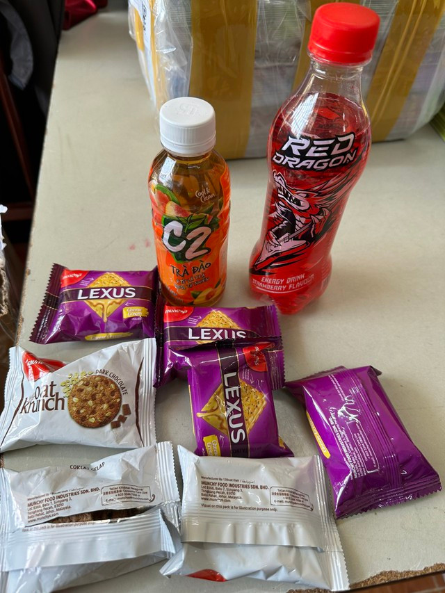 Những loại bánh kẹo mà học sinh Trường THCS Nguyễn Du đã nhận từ người lạ