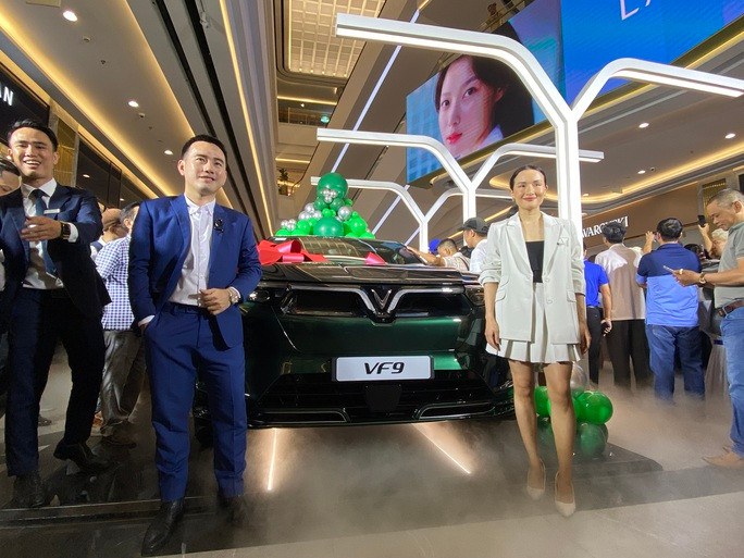VinFast chính thức bàn giao xe điện VF 9 và sắp xuất khẩu lô xe VF8 thứ 2 - Ảnh 3. Khách hàng đầu tiên nhận xe VF 9 tại TP HCM