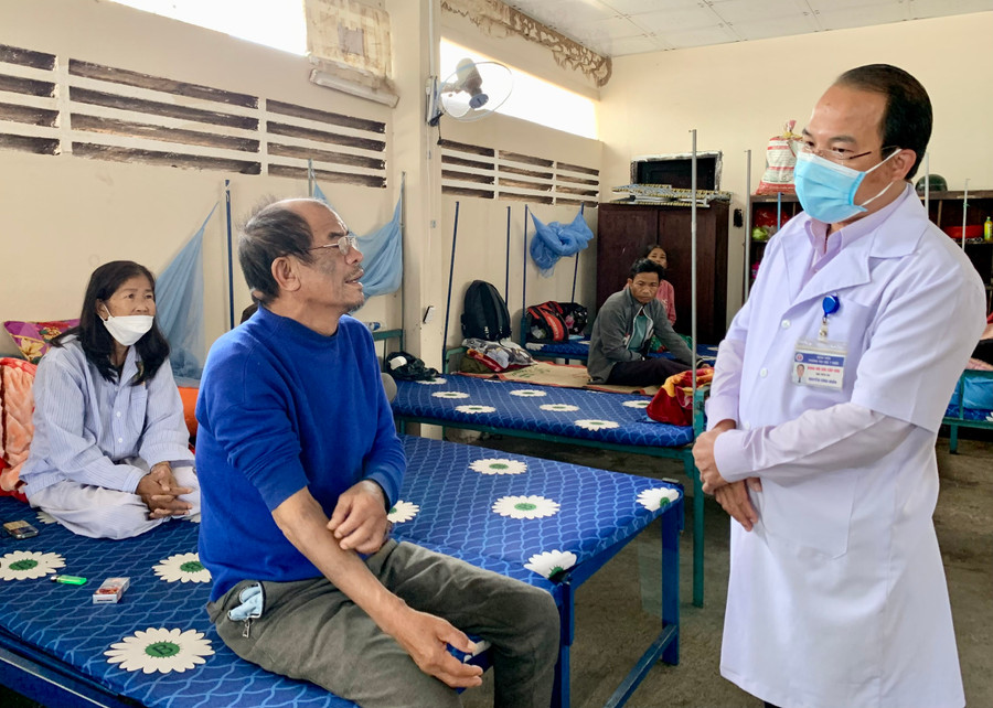 Bác sĩ Huấn (bìa phải) thăm hỏi các bệnh nhân suy thận mãn tại khu nhà ở mới được cải tạo. Ảnh: Như Nguyện