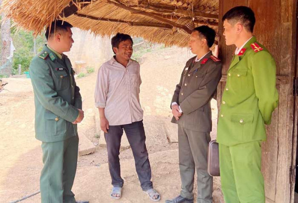 Lực lượng công an tuyên truyền vận động người dân không theo tà đạo trái phép.