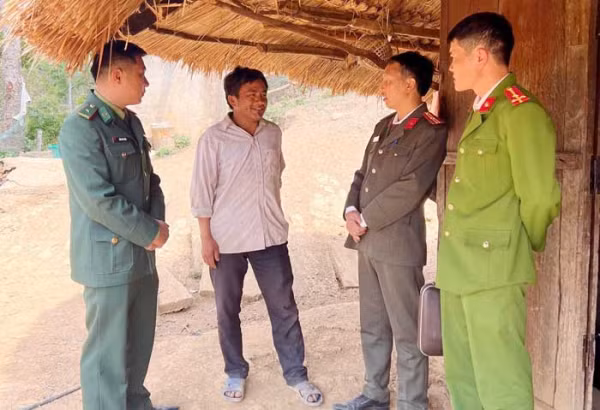 Lực lượng công an tuyên truyền vận động người dân không theo tà đạo trái phép.