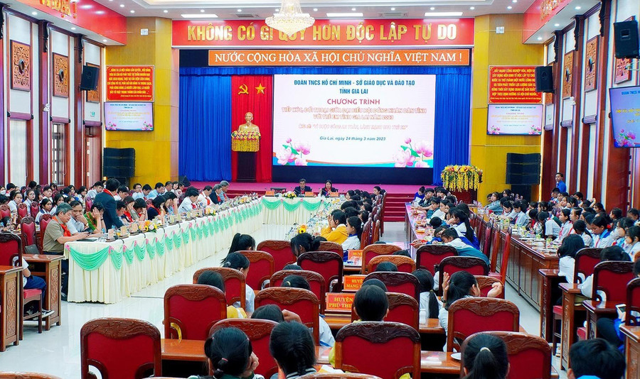 Quang cảnh chương trình tiếp xúc, đối thoại giữa đại biểu HĐND tỉnh với trẻ em năm 2023. Ảnh: Đức Thụy