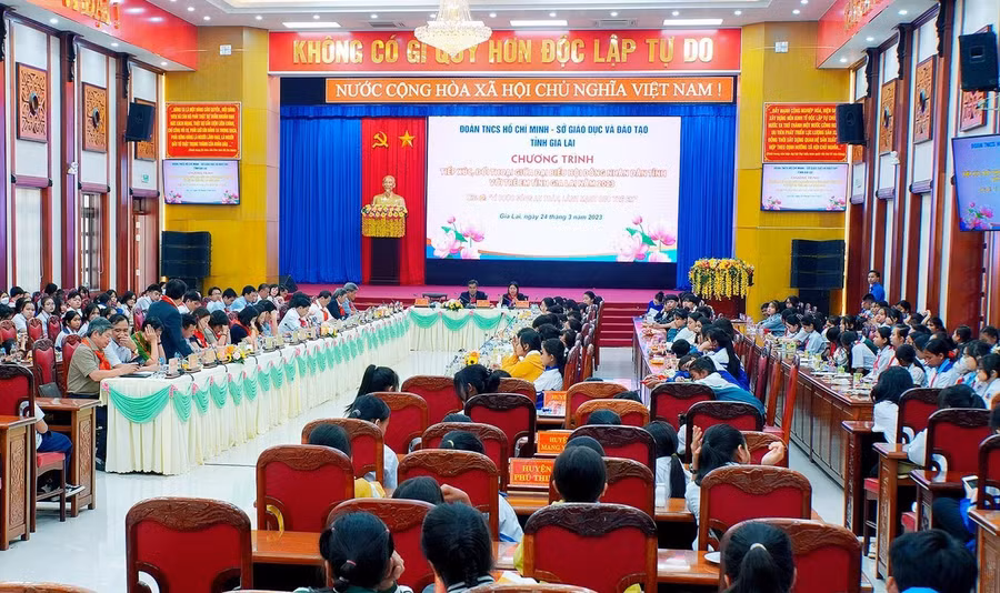 Quang cảnh chương trình tiếp xúc, đối thoại giữa đại biểu HĐND tỉnh với trẻ em năm 2023. Ảnh: Đức Thụy