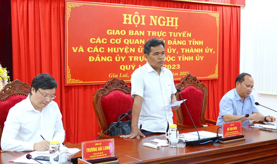 Ủy viên Ban Chấp hành Trung ương Đảng, Bí thư Tỉnh ủy, Chủ tịch HĐND tỉnh Hồ Văn Niên phát biểu chỉ đạo tại hội nghị. Ảnh: Mộc Trà Ủy viên Ban Chấp hành Trung ương Đảng, Bí thư Tỉnh ủy, Chủ tịch HĐND tỉnh Hồ Văn Niên phát biểu chỉ đạo tại hội nghị. Ảnh: Mộc Trà