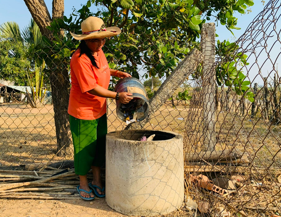 Bà Đinh Thị Rét (làng Pông) tích cực dọn vệ sinh, phân loại rác thải. Ảnh: Nhật Hào