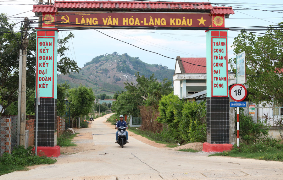 Nhờ tích cực xây dựng nông thôn mới, bộ mặt làng Kdâu (xã Kông Lơng Khơng, huyện Kbang) có nhiều khởi sắc. Ảnh: Lê Nam Nhờ tích cực xây dựng nông thôn mới, bộ mặt làng Kdâu (xã Kông Lơng Khơng, huyện Kbang) có nhiều khởi sắc. Ảnh: Lê Nam