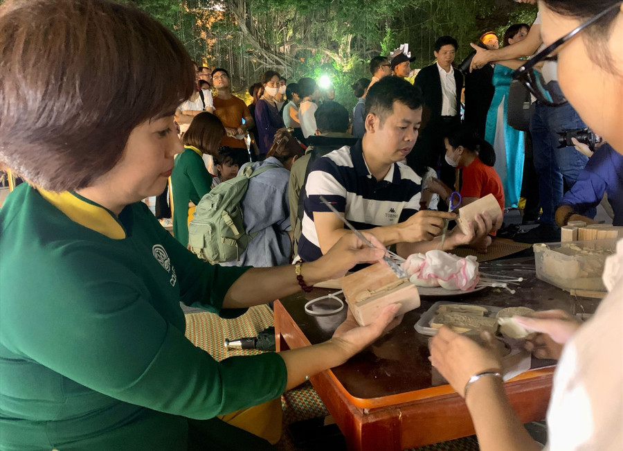 Khách tham quan Lễ hội Du lịch Hà Nội đúc mũi tên Cổ Loa bằng đất sét tại khu trải nghiệm tour trải nghiệm thực tế kết nối di sản trước Tượng đài Lý Thái Tổ. Ảnh: Ý Yên Khách tham quan Lễ hội Du lịch Hà Nội đúc mũi tên Cổ Loa bằng đất sét tại khu trải nghiệm tour trải nghiệm thực tế kết nối di sản trước Tượng đài Lý Thái Tổ. Ảnh: Ý Yên