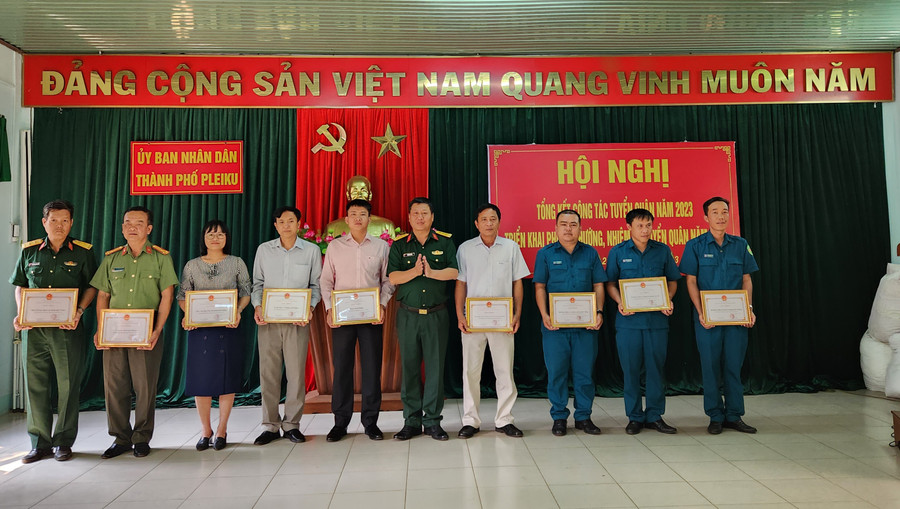 Các tập thể có thành tích xuất sắc trong công tác tuyển quân năm 2023 được tặng giấy khen của Chủ tịch UBND thành phố. Ảnh: Bá Bính