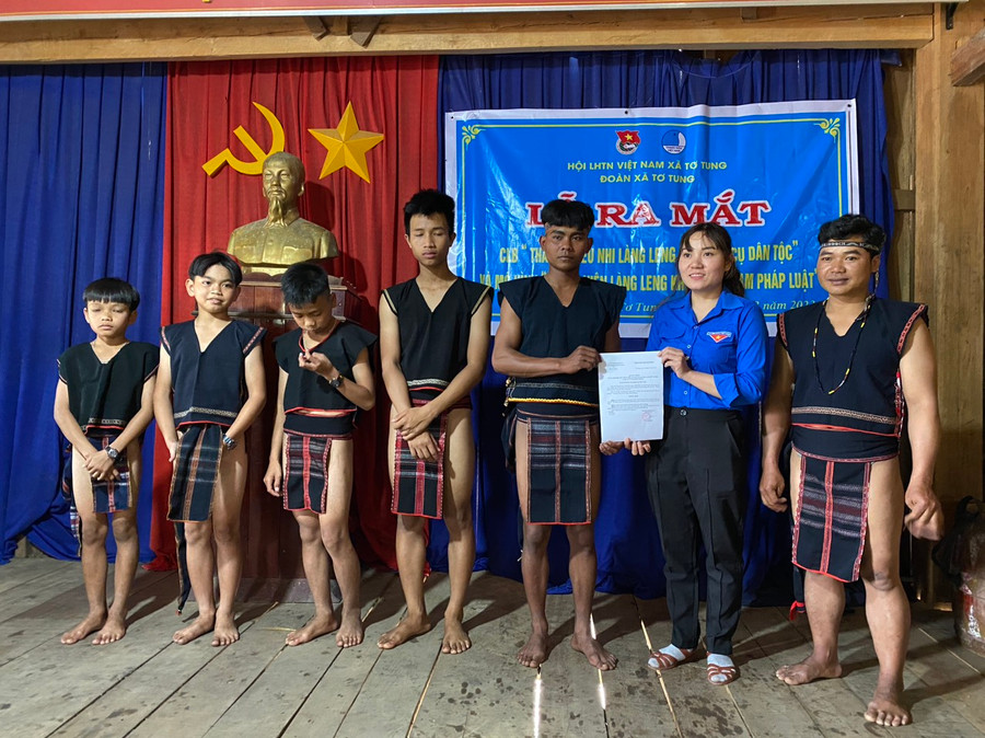 Chị Vy Thị Kiều (thứ 2 từ phải qua)-Bí thư Đoàn xã Tơ Tung (huyện Kbang) trao quyết định thành lập câu lạc bộ thanh thiếu nhi làng Leng với nhạc cụ dân tộc. Ảnh: Phan Lài Chị Vy Thị Kiều (thứ 2 từ phải qua)-Bí thư Đoàn xã Tơ Tung (huyện Kbang) trao quyết định thành lập câu lạc bộ thanh thiếu nhi làng Leng với nhạc cụ dân tộc. Ảnh: Phan Lài