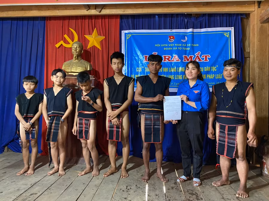 Chị Vy Thị Kiều (thứ 2 từ phải qua)-Bí thư Đoàn xã Tơ Tung (huyện Kbang) trao quyết định thành lập câu lạc bộ thanh thiếu nhi làng Leng với nhạc cụ dân tộc. Ảnh: Phan Lài