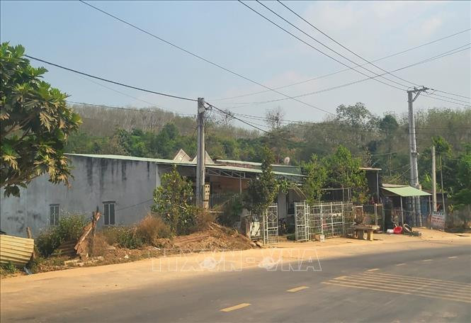 Một trường hợp nhà dân xây dựng vi phạm hành lang an toàn đường bộ. Ảnh: TTXVN phát