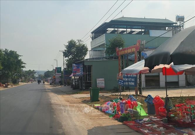 Một trường hợp nhà dân xây dựng vi phạm hành lang an toàn đường bộ. Ảnh: TTXVN phát