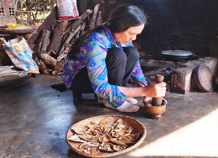 Bà Hmach giã muối cá lá é-món ăn dân dã hàng ngày của người bản địa Tây Nguyên. Ảnh: Hoàng Ngọc