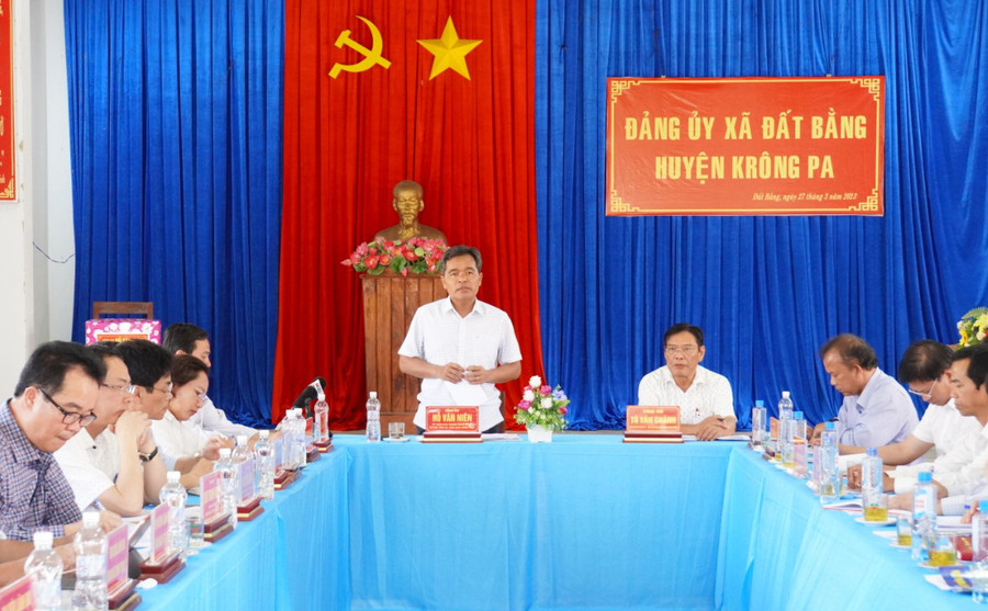 Quang cảnh buổi làm việc của Bí thư Tỉnh ủy Hồ Văn Niên với hệ thống chính trị xã Đất Bằng. Ảnh: Đức Thụy