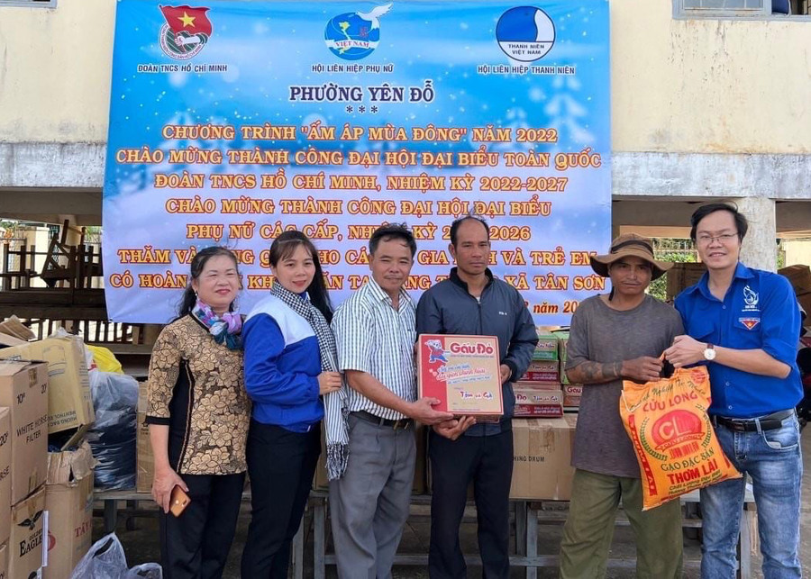 Anh Thịnh Thương Tín (bìa phải)-Bí thư Đoàn phường Yên Đổ (TP. Pleiku) tặng gạo cho người dân trong chương trình Ấm áp mùa đông năm 2022. Ảnh: Phan Lài Anh Thịnh Thương Tín (bìa phải)-Bí thư Đoàn phường Yên Đổ (TP. Pleiku) tặng gạo cho người dân trong chương trình Ấm áp mùa đông năm 2022. Ảnh: Phan Lài