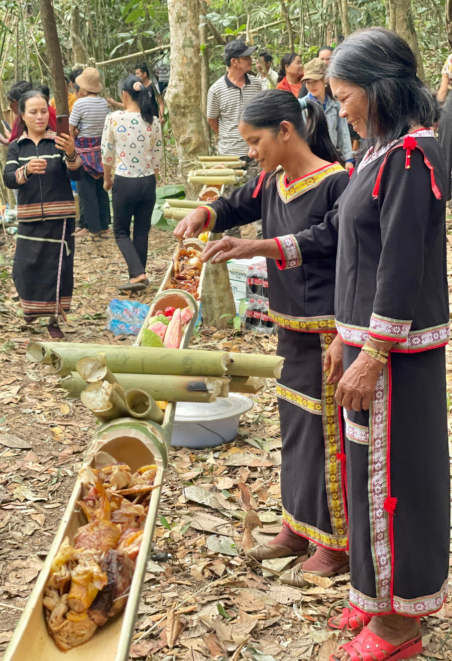 Bữa tiệc đứng độc đáo giữa rừng. Ảnh: Lam Nguyên Bữa tiệc đứng độc đáo giữa rừng. Ảnh: Lam Nguyên