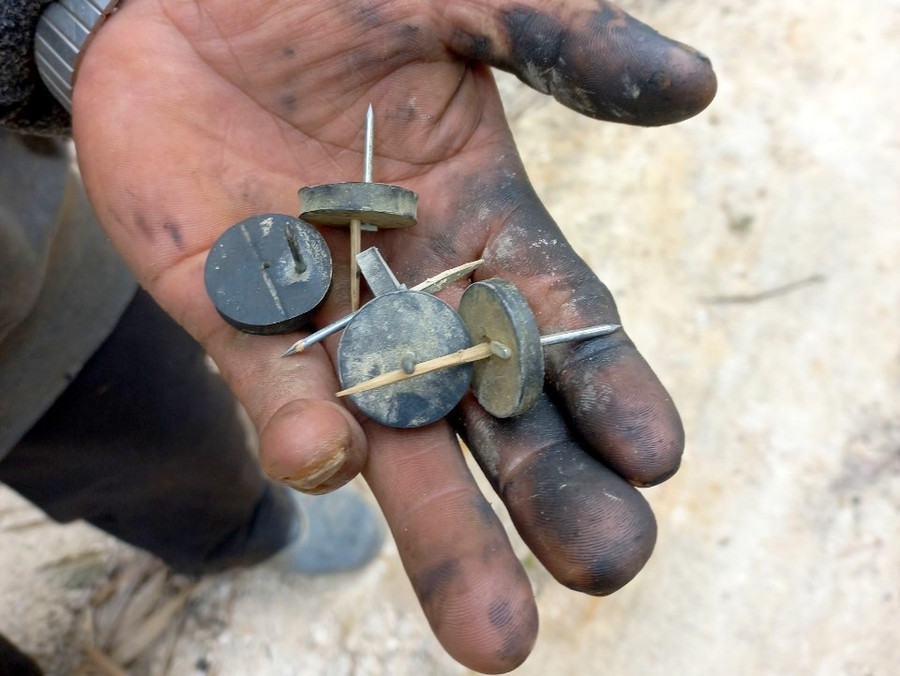 Nhân viên, cán bộ quản lý bảo vệ rừng nhặt được nhiều đinh trên đường dẫn đến hiện trường diễn ra cháy rừng. Ảnh: Gia Bảo Nhân viên, cán bộ quản lý bảo vệ rừng nhặt được nhiều đinh trên đường dẫn đến hiện trường diễn ra cháy rừng. Ảnh: Gia Bảo