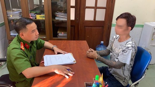 Công an TP HCM thông tin chính thức vụ clip nghi ép bé 3 tuổi hút ma túy đá - Ảnh 2. Lê Văn B. làm việc với công an