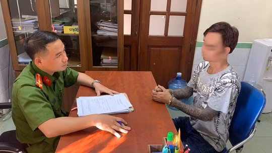 Công an TP HCM thông tin chính thức vụ clip nghi ép bé 3 tuổi hút ma túy đá - Ảnh 2. Lê Văn B. làm việc với công an