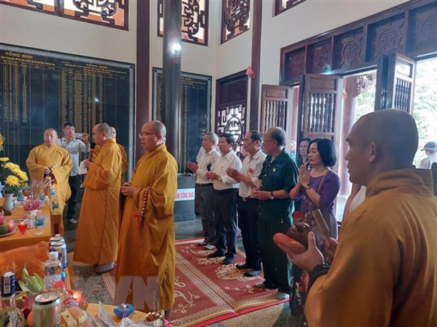 Huyện Sa Thầy (tỉnh Kon Tum) tổ chức lễ cầu siêu vong linh các anh hùng liệt sỹ đã ngã xuống tại Đài tưởng niệm Chư Tan Kra (xã Ya Xiêr, huyện Sa Thầy). Ảnh: Khoa Chương/TTXVN