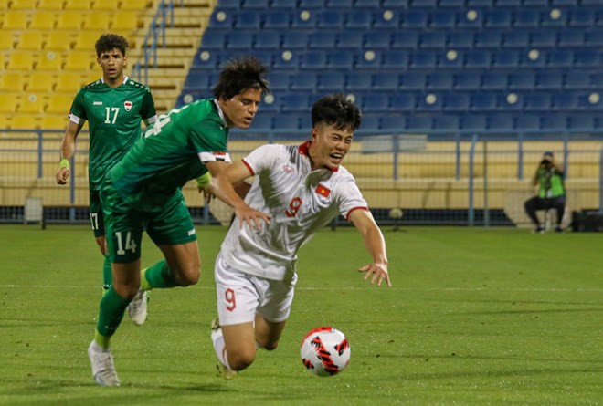 Tấm thẻ đỏ của hậu vệ Vũ Tiến Long khiến huấn luyện viên Philippe Troussier dù liên tiếp đưa ra các sự thay đổi người cũng không thể giúp U23 Việt Nam tránh khỏi thất bại. Ảnh: VFF Tấm thẻ đỏ của hậu vệ Vũ Tiến Long khiến huấn luyện viên Philippe Troussier dù liên tiếp đưa ra các sự thay đổi người cũng không thể giúp U23 Việt Nam tránh khỏi thất bại. Ảnh: VFF