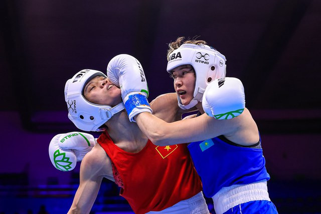 Võ sĩ Nguyễn Thị Tâm hạ tuyệt đối cựu vô địch boxing thế giới - Ảnh 1. Pha áp sát của Kyzaibay với Nguyễn Thị Tâm (áo đỏ). Ảnh: IBA