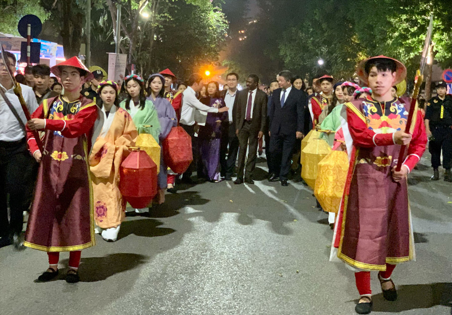 Đoàn đại biểu tại sự kiện khai mạc Lễ hội Du lịch Hà Nội 2023 vào tối 24.3. Ảnh: Ý Yên Đoàn đại biểu tại sự kiện khai mạc Lễ hội Du lịch Hà Nội 2023 vào tối 24.3. Ảnh: Ý Yên