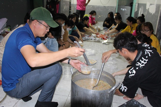 Kỹ sư Đình Huy (trái) từ Hà Nội vào tham gia chương trình phát cháo đêm cho người vô gia cư. Ảnh: Quang Viên Kỹ sư Đình Huy (trái) từ Hà Nội vào tham gia chương trình phát cháo đêm cho người vô gia cư. Ảnh: Quang Viên