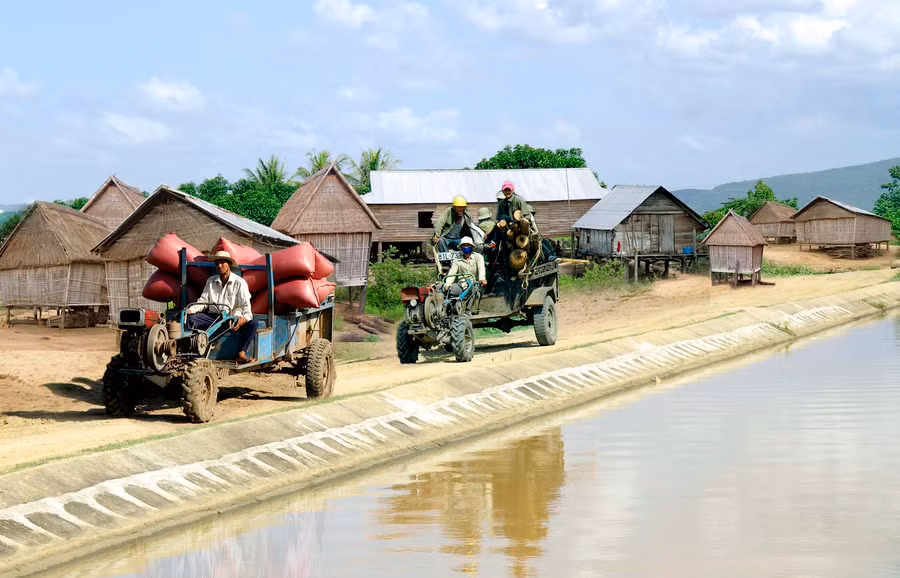 Xây dựng làng nông thôn mới góp phần mang lại cuộc sống ấm no cho người dân. Ảnh: Đ.T