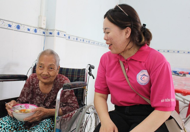 Một cụ bà tấm tắc khen mì ngon với “đứa cháu người dưng”. Ảnh: Quang Viên