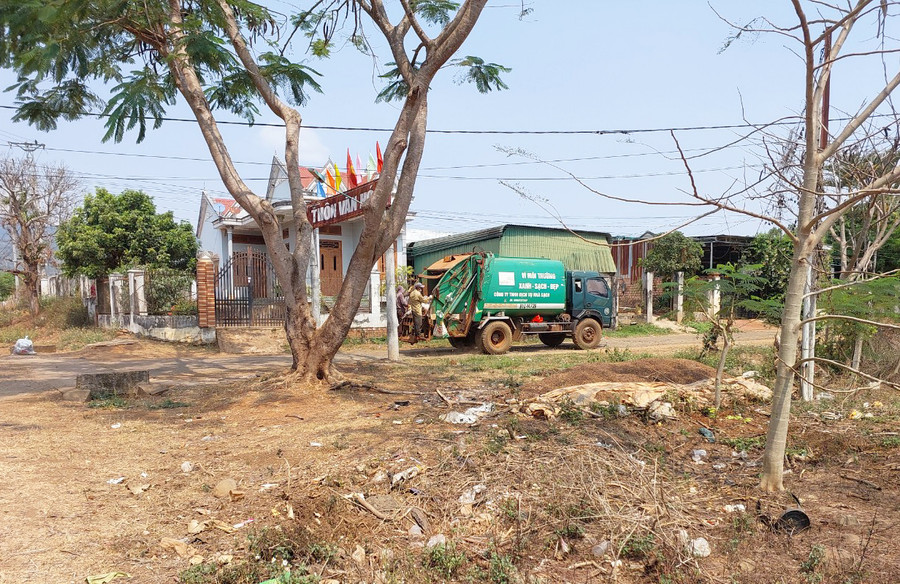 Xe thu gom rác thải bảo vệ môi trường tại xã Đak Krong. Ảnh: Nguyễn Diệp