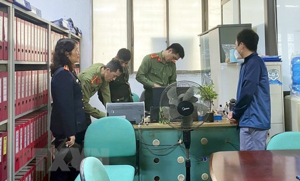 Lực lượng chức năng khám xét tại Trung tâm đăng kiểm xe cơ giới 1201D Lạng Sơn. Ảnh: TTXVN phát