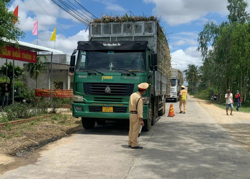 Lực lượng Cảnh sát Giao thông thị xã An Khê cân tải trọng phương tiện. Ảnh: Lê Anh Lực lượng Cảnh sát Giao thông thị xã An Khê cân tải trọng phương tiện. Ảnh: Lê Anh