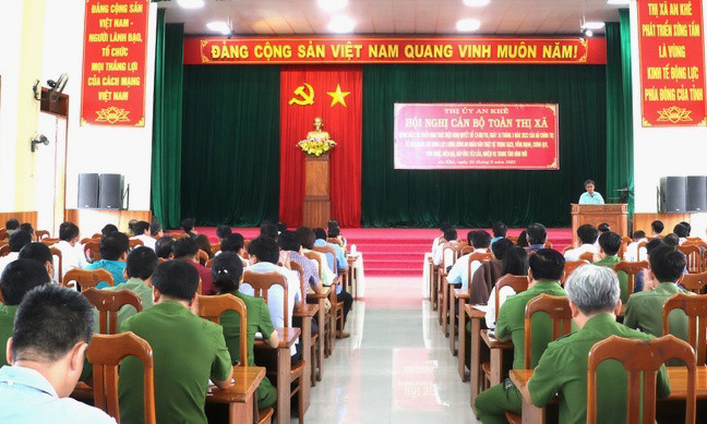 Thị ủy An Khê quán triệt nghị quyết tới cán bộ toàn thị xã. Ảnh: Ngọc Minh Thị ủy An Khê quán triệt nghị quyết tới cán bộ toàn thị xã. Ảnh: Ngọc Minh