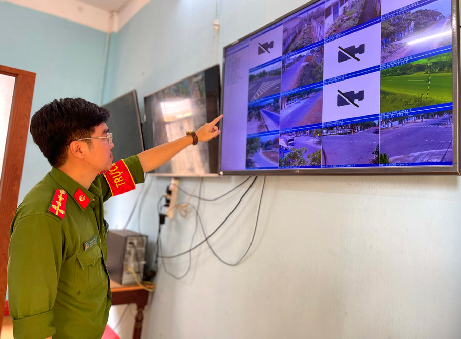 Lực lượng Công an huyện Chư Păh trực theo dõi hệ thống camera giám sát an ninh, qua đó kịp thời phát hiện những vụ việc về an ninh trật tự, an toàn giao thông xảy ra trên địa bàn. Ảnh: Minh Phương Lực lượng Công an huyện Chư Păh trực theo dõi hệ thống camera giám sát an ninh, qua đó kịp thời phát hiện những vụ việc về an ninh trật tự, an toàn giao thông xảy ra trên địa bàn. Ảnh: Minh Phương