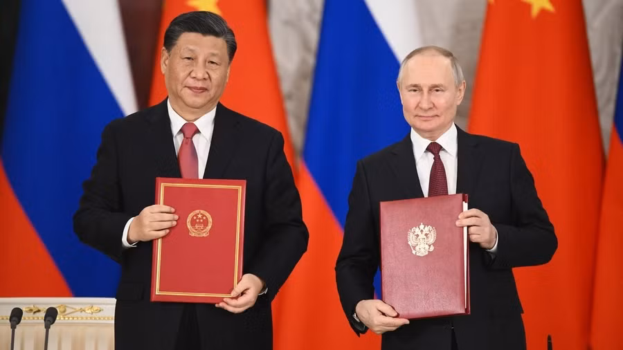 Chủ tịch Trung Quốc Tập Cận Bình (trái) và Tổng thống Nga Vladimir Putin trao đổi văn kiện hợp tác, ngày 21.3.2023, tại Mátxcơva, Nga. Ảnh: Sputnik/Kremlin
