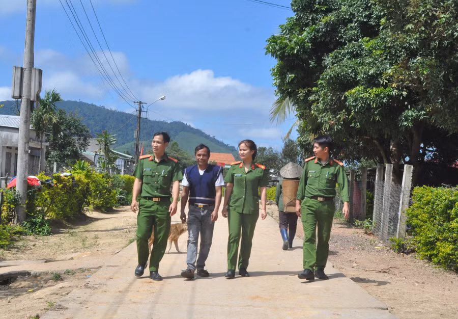 Công an thị xã An Khê xuống địa bàn để nắm tình hình an ninh trật tự. Ảnh: R’Ô HOK