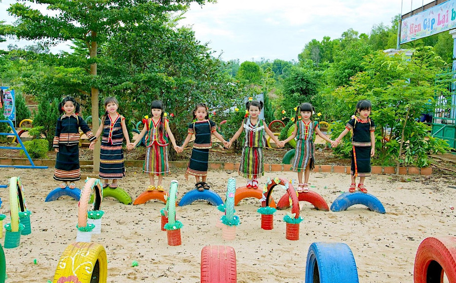 Khu vui chơi ngoài trời bằng vật liệu tái chế của Trường Mầm non Tuổi Hoa (xã Ia Kênh) được xây dựng từ nguồn xã hội hóa. Ảnh: Mộc Trà Khu vui chơi ngoài trời bằng vật liệu tái chế của Trường Mầm non Tuổi Hoa (xã Ia Kênh) được xây dựng từ nguồn xã hội hóa. Ảnh: Mộc Trà