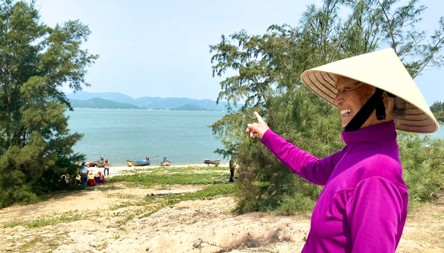 Đến dự lễ công bố và đón nhận Bằng xếp hạng Di tích quốc gia đặc biệt Văn hóa Sa Huỳnh, bà Huỳnh Thị Lượng (80 tuổi, trú P.Phổ Thạnh, TX.Đức Phổ) bày tỏ sự vui mừng khi địa phương nơi mình sinh sống được công nhận là Di tích quốc gia đặc biệt Đến dự lễ công bố và đón nhận Bằng xếp hạng Di tích quốc gia đặc biệt Văn hóa Sa Huỳnh, bà Huỳnh Thị Lượng (80 tuổi, trú P.Phổ Thạnh, TX.Đức Phổ) bày tỏ sự vui mừng khi địa phương nơi mình sinh sống được công nhận là Di tích quốc gia đặc biệt