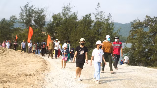 Nhiều người dân địa phương đến dự lễ công bố và đón nhận Bằng xếp hạng Di tích quốc gia đặc biệt Văn hóa Sa Huỳnh.